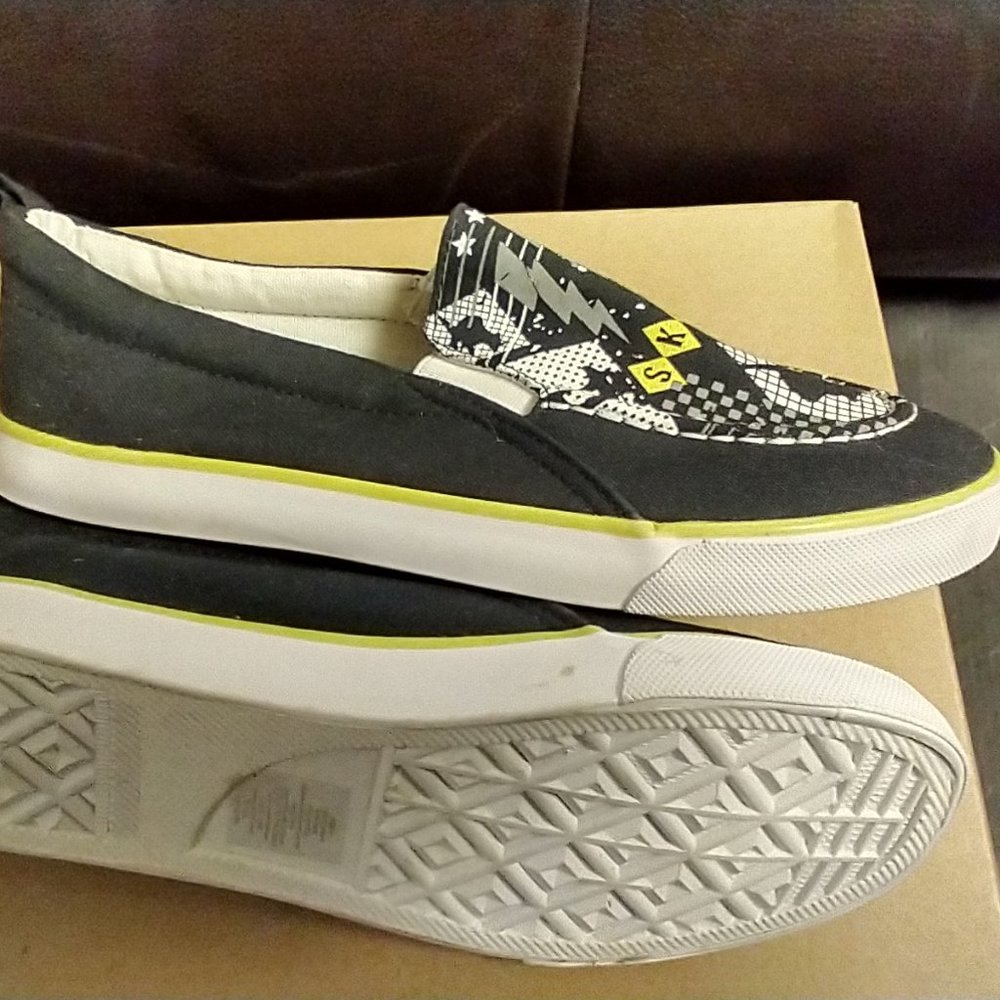 Crazy 8 youth boy slip on tennis shoes skate size 6